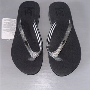KUAILU Stylish Silver Flip-Flops for Women